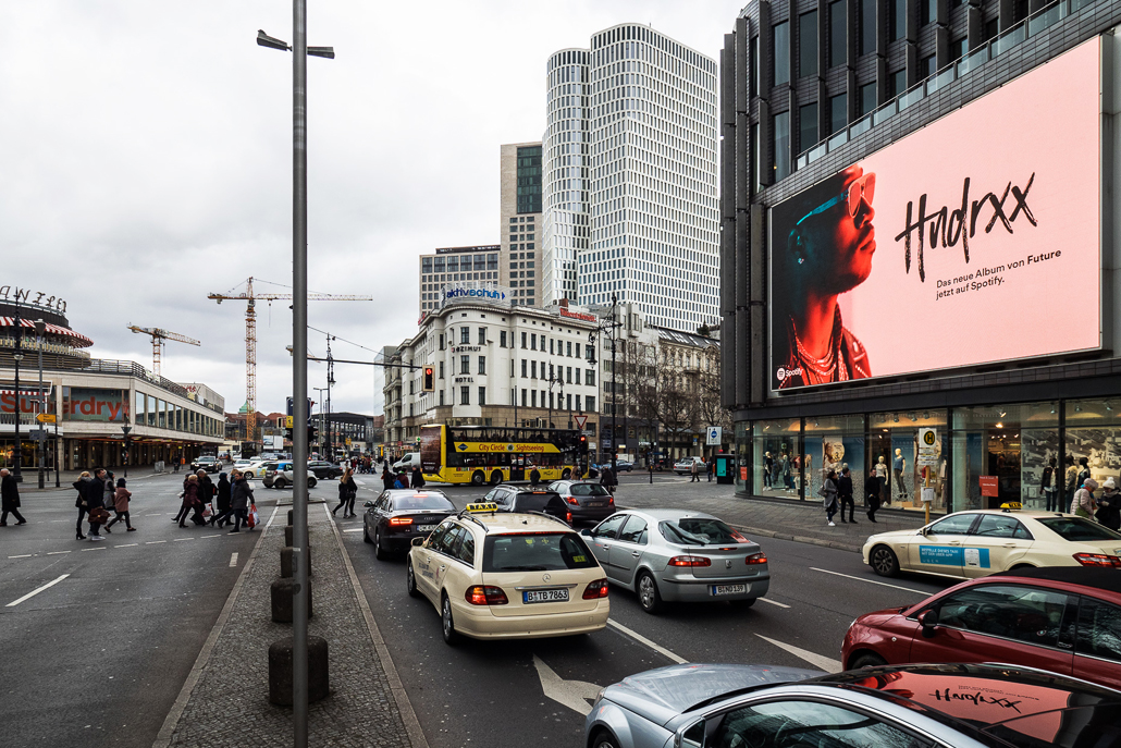 Der LED-Videoscreen der LIMES Vertriebsgesellschaft am Kurfürstendamm mit Spotify im Februar 2017