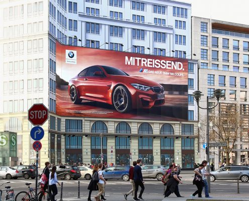 Das Riesenposter der LIMES Vertriebsgesellschaft von BMW am Leipziger Platz