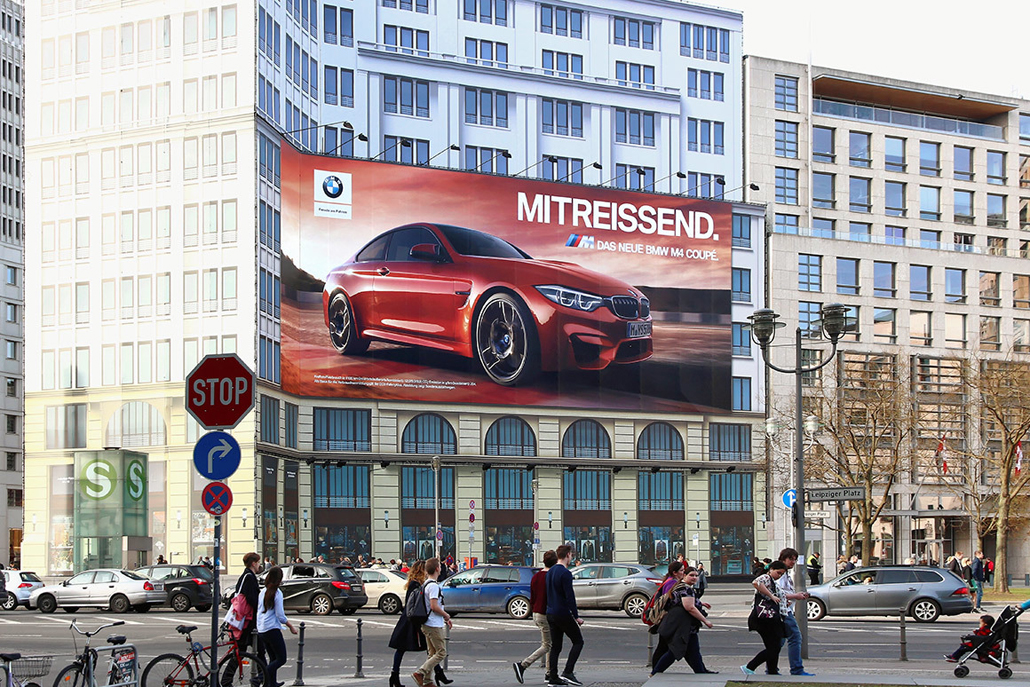 Das Riesenposter der LIMES Vertriebsgesellschaft von BMW am Leipziger Platz