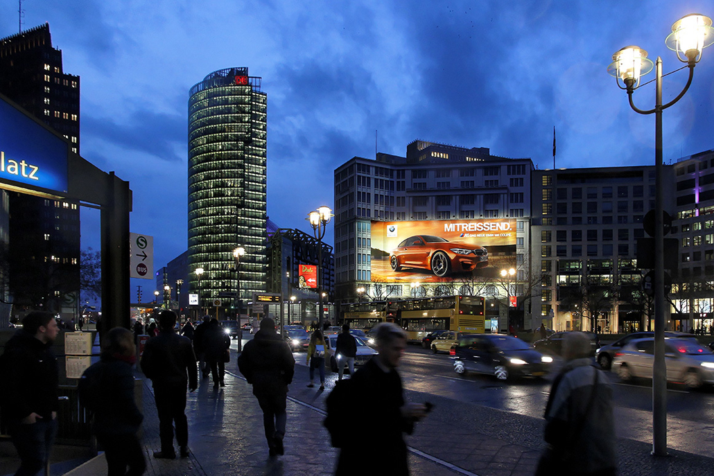 Das Riesenposter der LIMES Vertriebsgesellschaft zeigt BMW am Leipziger Platz