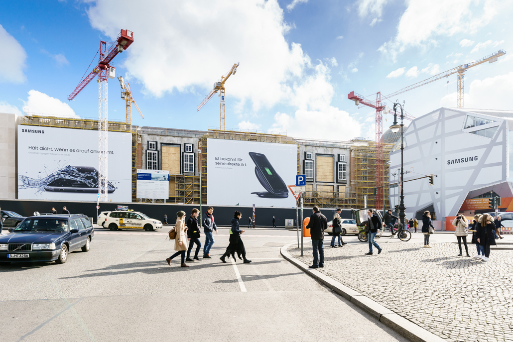 Das Riesenposter der LIMES Vertriebsgesellschaft zeigt Samsung am Berliner Schloss