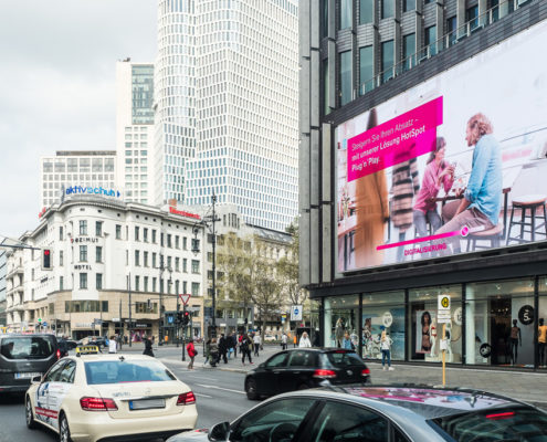 Auf dem Ku'Damm LED-Screen der LIMES Vertriebsgesellschaft ist im Mai 2017 die Telekom zu sehen