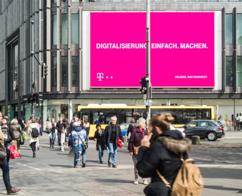 Der Ku'Damm LED-Screen der LIMES Vertriebsgesellschaft zeigt die Telekom im Mai 2017