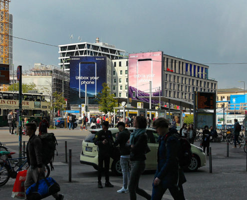 Die Riesenposterwerbung am Hauptbahnhof der LIMES Vertriebsgesellschaft zeigt das Motiv Samsung Galaxy S8 im Mai 2017