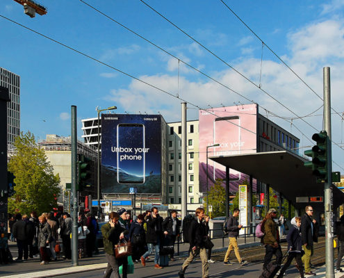 Riesenposterwerbung der LIMES Vertriebsgesellschaft mit dem Motiv Samsung Galaxy S8 im Mai 2017 am Hauptbahnhof