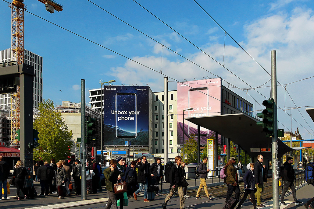 Riesenposterwerbung der LIMES Vertriebsgesellschaft mit dem Motiv Samsung Galaxy S8 im Mai 2017 am Hauptbahnhof