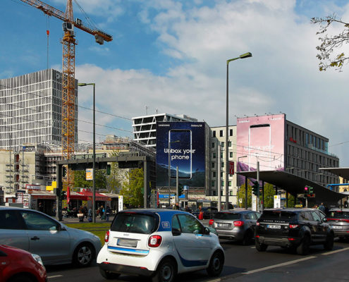 Riesenposterwerbung der LIMES Vertriebsgesellschaft am Hauptbahnhof mit dem Motiv Samsung Galaxy S8 im Mai 2017
