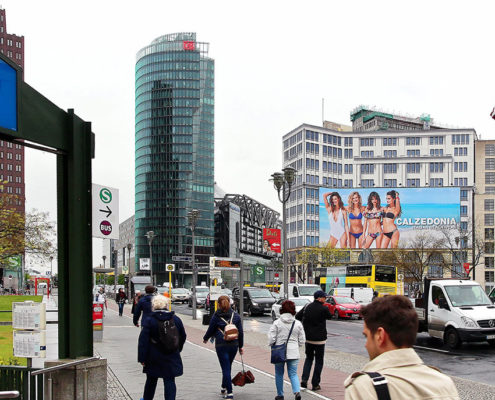 Die Riesenposterwerbung der LIMES Vertriebsgesellschaft am Leipziger Platz zeigt Calzedonia im Mai 2017