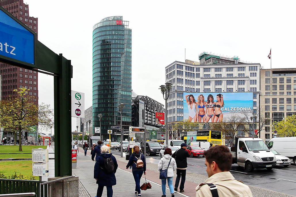 Die Riesenposterwerbung der LIMES Vertriebsgesellschaft am Leipziger Platz zeigt Calzedonia im Mai 2017