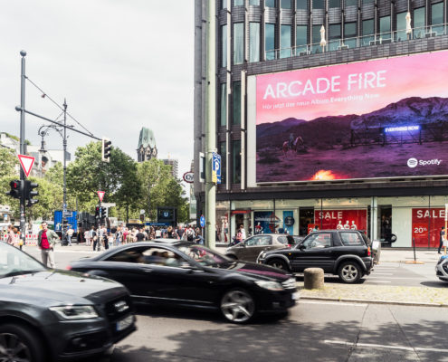 Der KuDamm LED-Videoscreen der LIMES Vertriebsgesellschaft mit Spotify Arcade Fire im Juli 2017