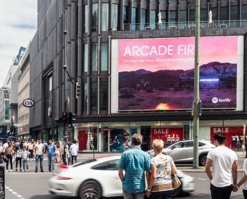 Der KuDamm LED-Videoscreen der LIMES Vertriebsgesellschaft mit Spotify Arcade Fire im Juli 2017