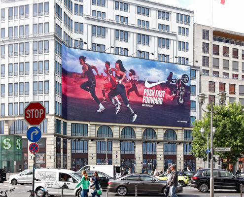 Die Riesenposterwerbung der LIMES Vertriebsgesellschaft am Leipziger Platz zeigt Nike im Juli 2017