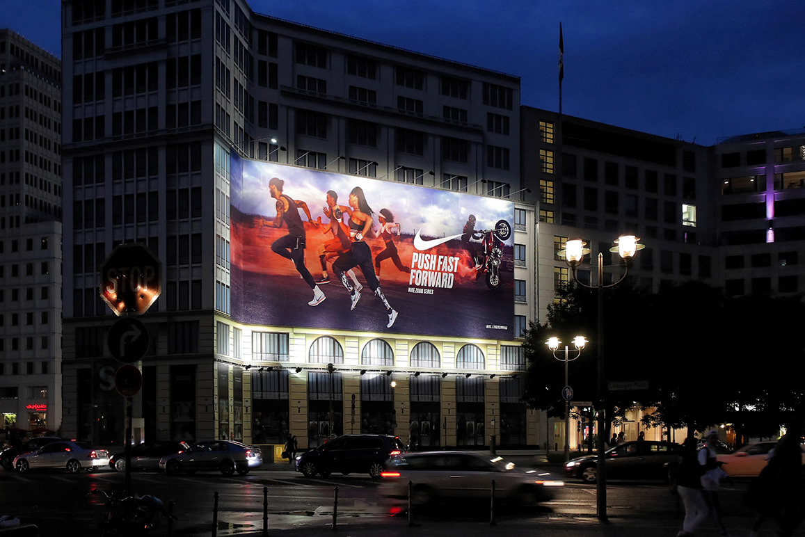 Die Riesenposterwerbung der LIMES Vertriebsgesellschaft am Leipziger Platz zeigt Nike im Juli 2017