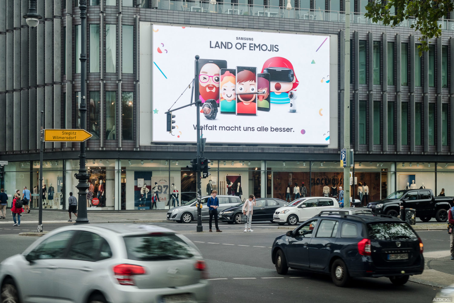 Der KuDamm LED-Videoscreen der LIMES Vertriebsgesellschaft mit der Emoji-Aktion von Samsung im September 2017