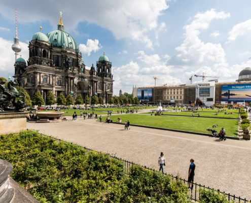 Riesenposterwerbung LIMES Vertriebsgesellschaft am Berliner Schloss mit Samsung im September 2017