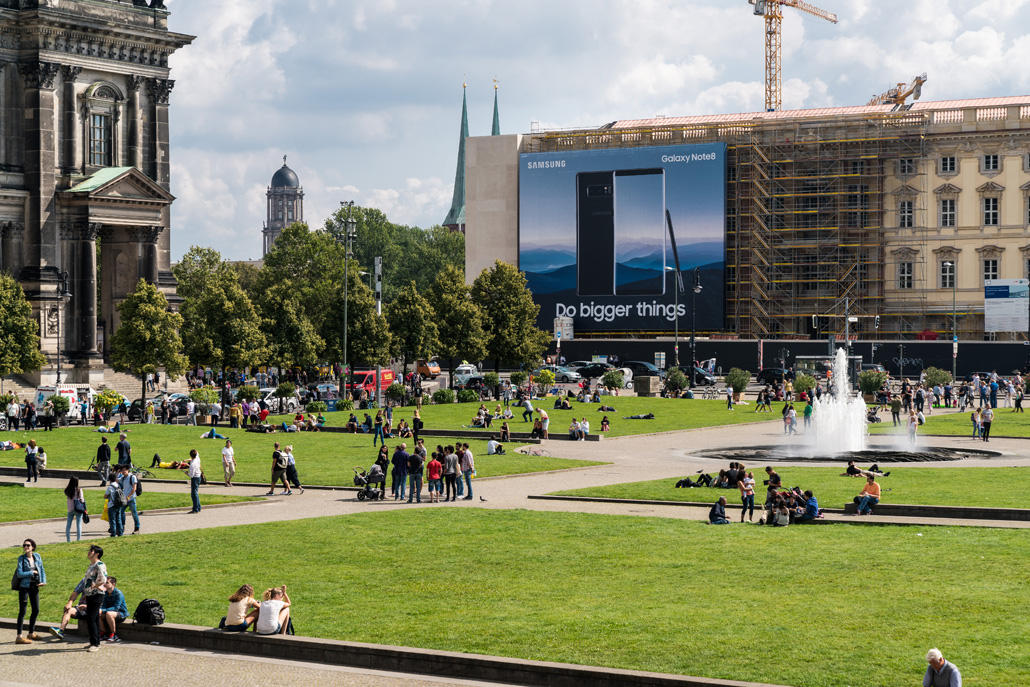 Riesenposterwerbung LIMES Vertriebsgesellschaft am Berliner Schloss mit Samsung im September 2017