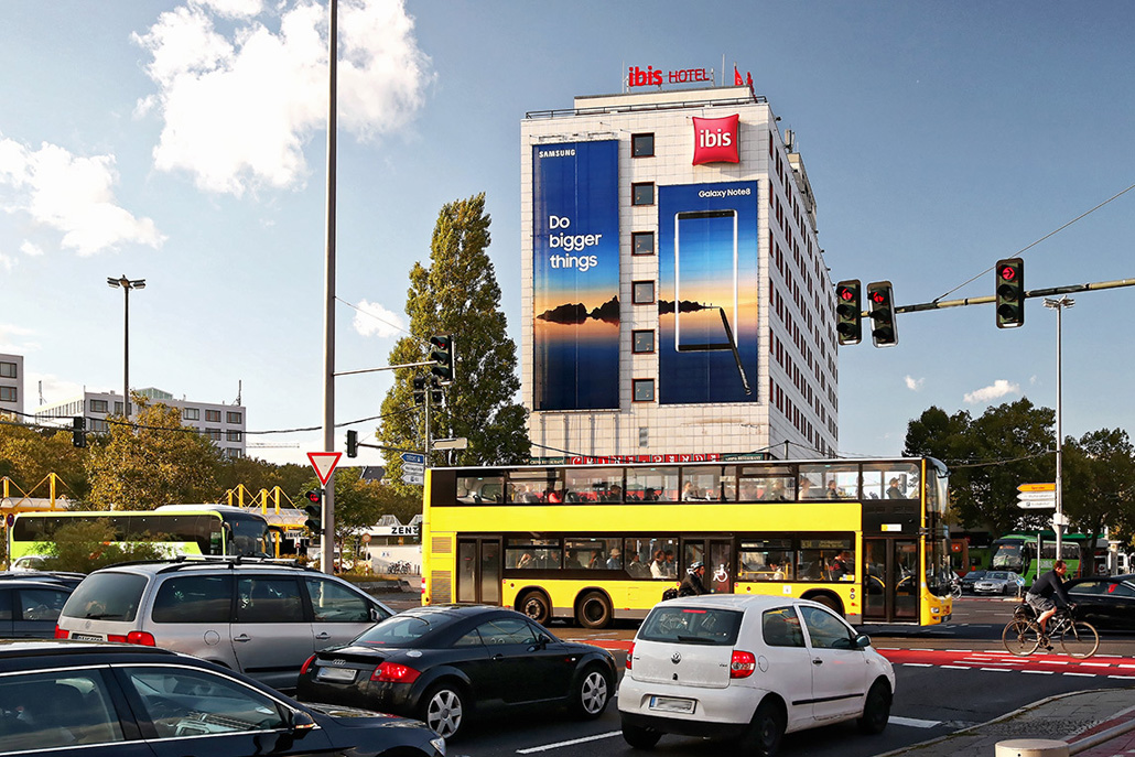 Die Riesenposterwerbung der LIMES Vertriebsgesellschaft am Messedamm zeigt Samsung im September 2017