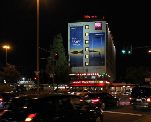 Die Riesenposterwerbung der LIMES Vertriebsgesellschaft am Messedamm zeigt Samsung im September 2017