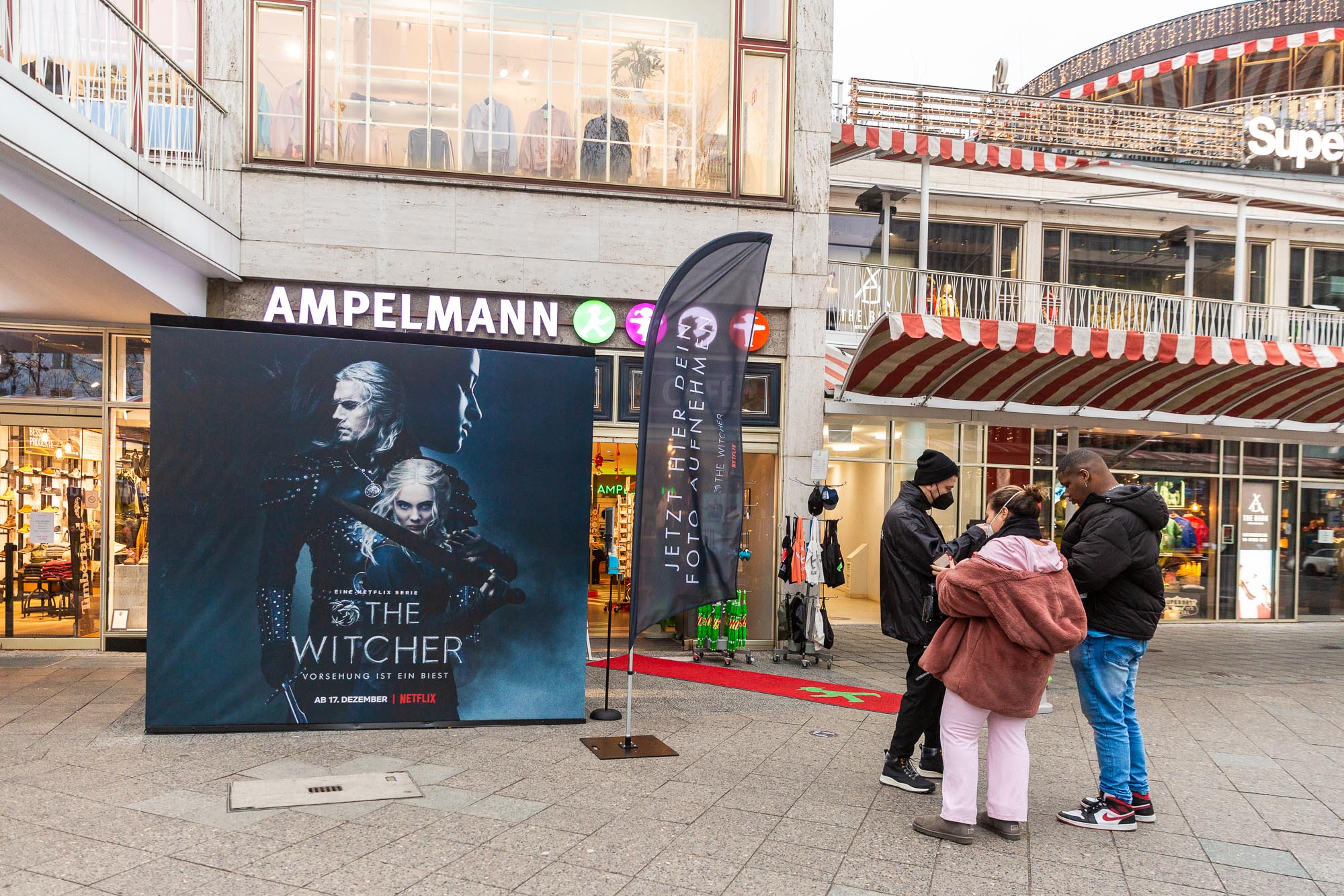 Berlin LED-Screen Kurfürstendamm mit Promo Fotobooth für Netflix - The Witcher