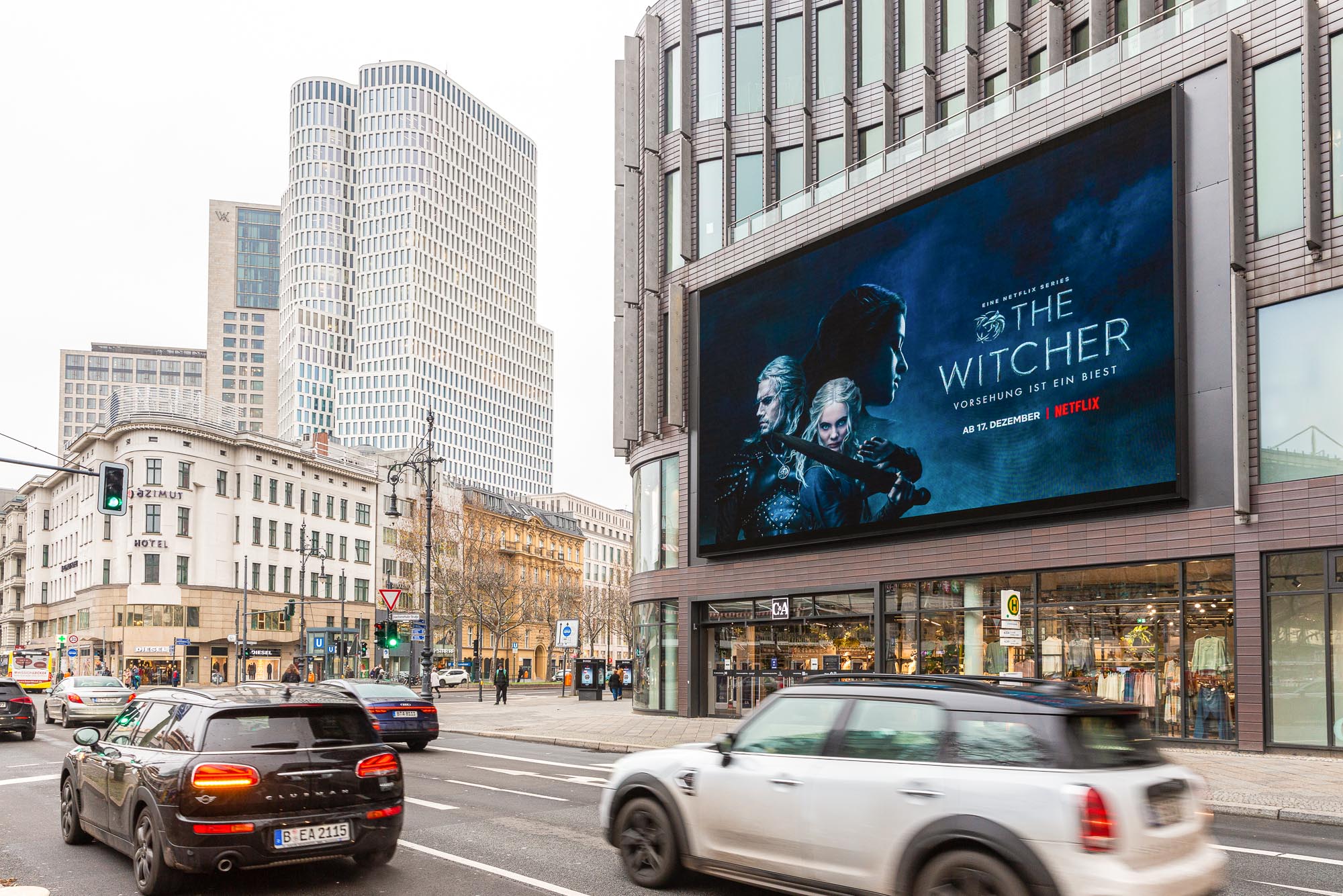 LED Screen Kurfürstendamm mit Netflix Promo für The Witcher
