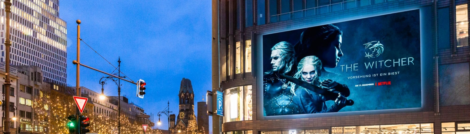 LED Screen Kurfürstendamm mit Netflix Promo für The Witcher in der Nacht